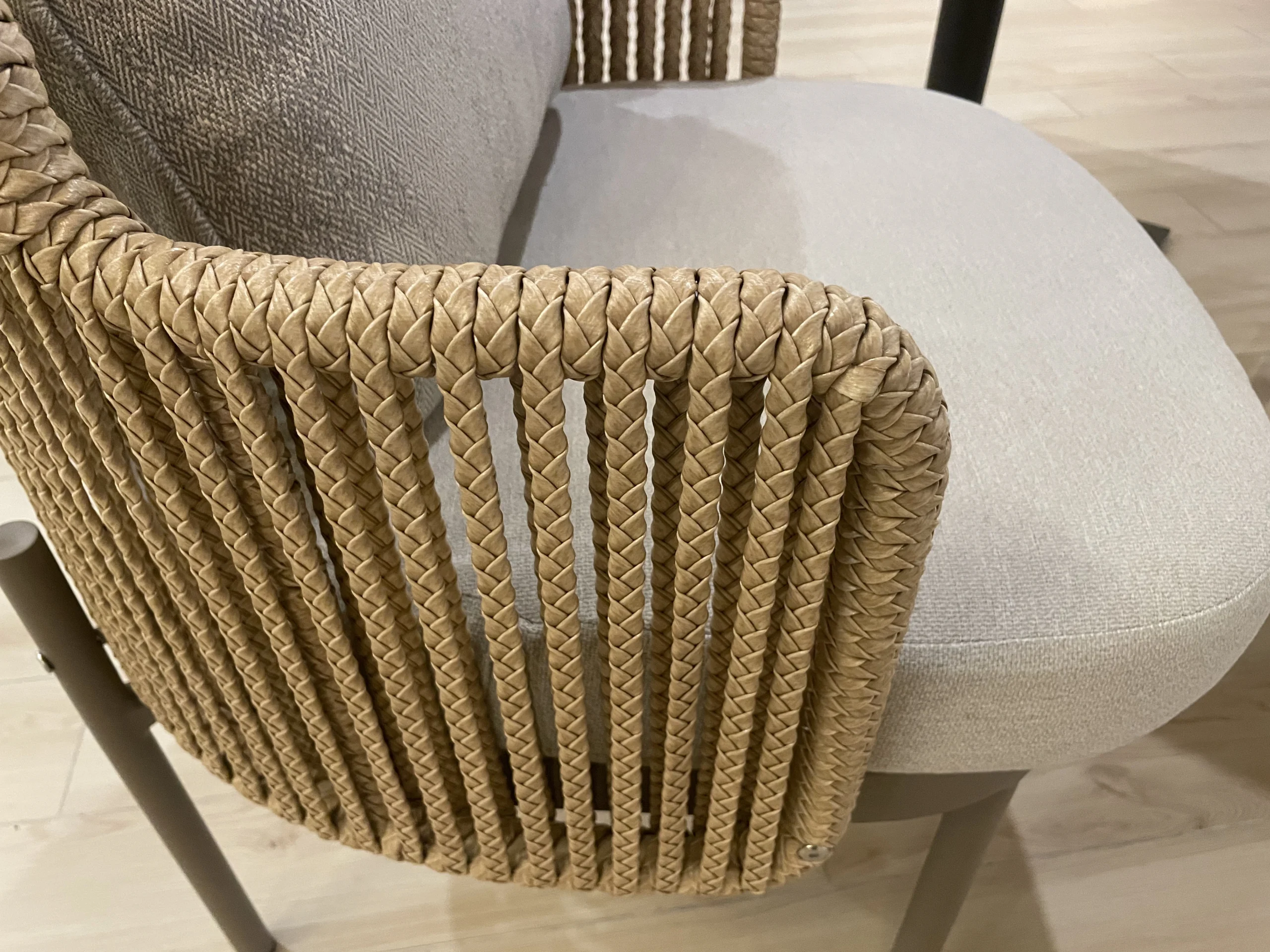 Contemporary outdoor dining chair